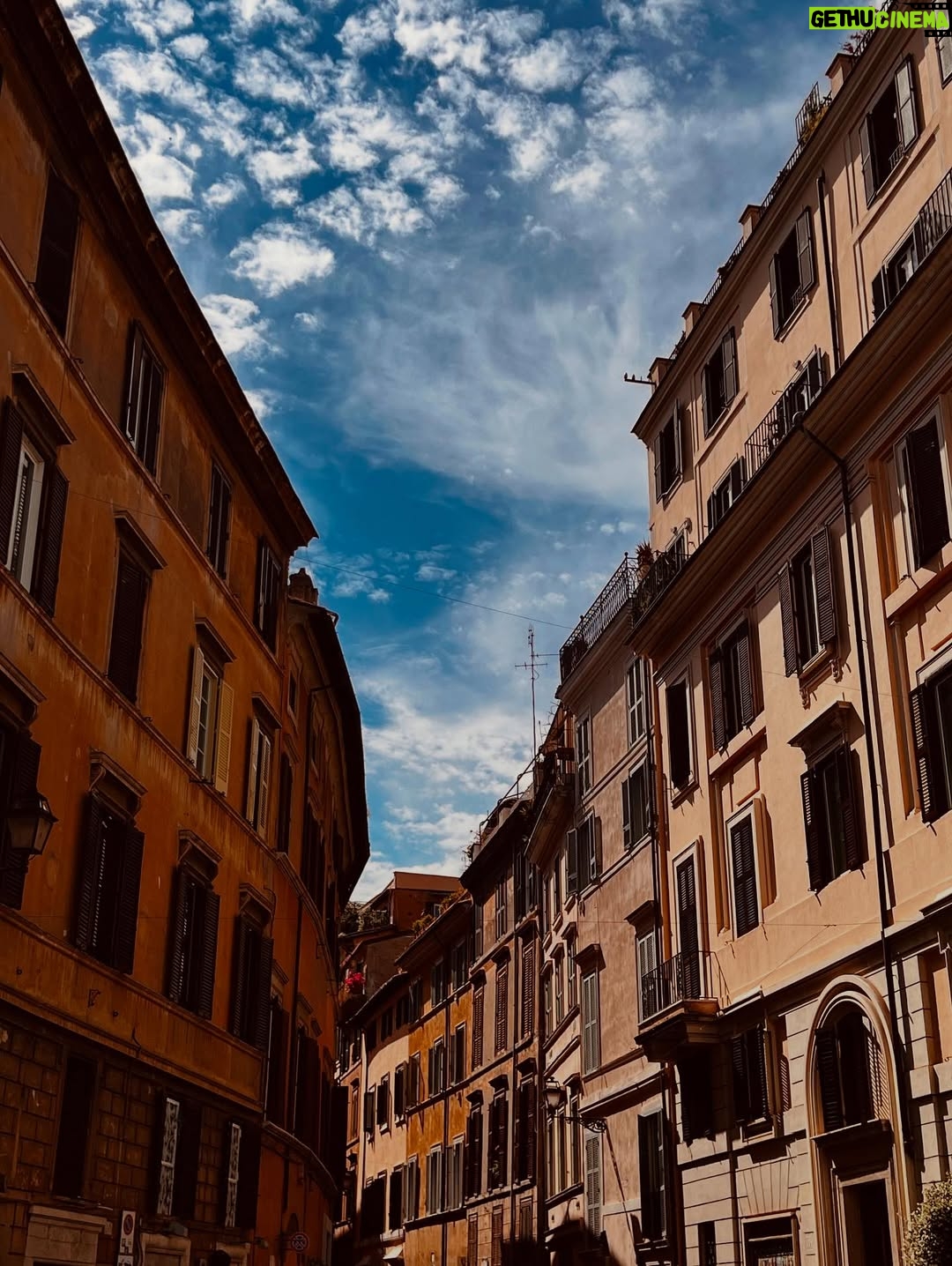Nanda Ziegler - 285 Likes - 🇮🇹 “Carpe diem — colhe o agora como se fosse vinho raro. Roma ensina: o tempo passa, mas a beleza do instante é eterna.”

Este é o famoso poema onde aparece “Carpe diem” (Horácio, Ode 1.11).

Não perguntes, Leucona, pois saber é proibido,
Que fim os deuses reservaram a mim e a ti.
Nem tentes os cálculos babilônicos:
É melhor aceitar o que quer que venha.

Se Júpiter nos concedeu muitos invernos,
Ou este é o último, que quebra as ondas
Do mar Tirreno sobre rochas opostas —
Sê sábia, filtra o vinho, e corta
A longa esperança ao tempo que é breve.

Enquanto falamos, a vida foge invejosa:
Colhe o dia, confia o mínimo no amanhã.
__

Carpe diem, quam minimum credula postero. ✨