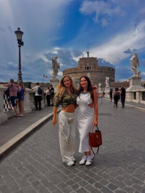 Nanda Ziegler Instagram - 🇮🇹 “Carpe diem — colhe o agora como se fosse vinho raro. Roma ensina: o tempo passa, mas a beleza do instante é eterna.”

Este é o famoso poema onde aparece “Carpe diem” (Horácio, Ode 1.11).

Não perguntes, Leucona, pois saber é proibido,
Que fim os deuses reservaram a mim e a ti.
Nem tentes os cálculos babilônicos:
É melhor aceitar o que quer que venha.

Se Júpiter nos concedeu muitos invernos,
Ou este é o último, que quebra as ondas
Do mar Tirreno sobre rochas opostas —
Sê sábia, filtra o vinho, e corta
A longa esperança ao tempo que é breve.

Enquanto falamos, a vida foge invejosa:
Colhe o dia, confia o mínimo no amanhã.
__

Carpe diem, quam minimum credula postero. ✨