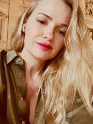 Nanda Ziegler Instagram - 🇮🇹 “Carpe diem — colhe o agora como se fosse vinho raro. Roma ensina: o tempo passa, mas a beleza do instante é eterna.”

Este é o famoso poema onde aparece “Carpe diem” (Horácio, Ode 1.11).

Não perguntes, Leucona, pois saber é proibido,
Que fim os deuses reservaram a mim e a ti.
Nem tentes os cálculos babilônicos:
É melhor aceitar o que quer que venha.

Se Júpiter nos concedeu muitos invernos,
Ou este é o último, que quebra as ondas
Do mar Tirreno sobre rochas opostas —
Sê sábia, filtra o vinho, e corta
A longa esperança ao tempo que é breve.

Enquanto falamos, a vida foge invejosa:
Colhe o dia, confia o mínimo no amanhã.
__

Carpe diem, quam minimum credula postero. ✨