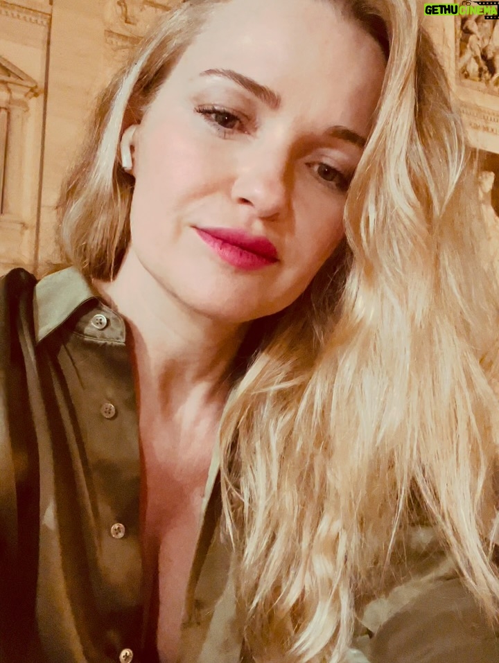 Nanda Ziegler - 285 Likes - 🇮🇹 “Carpe diem — colhe o agora como se fosse vinho raro. Roma ensina: o tempo passa, mas a beleza do instante é eterna.”

Este é o famoso poema onde aparece “Carpe diem” (Horácio, Ode 1.11).

Não perguntes, Leucona, pois saber é proibido,
Que fim os deuses reservaram a mim e a ti.
Nem tentes os cálculos babilônicos:
É melhor aceitar o que quer que venha.

Se Júpiter nos concedeu muitos invernos,
Ou este é o último, que quebra as ondas
Do mar Tirreno sobre rochas opostas —
Sê sábia, filtra o vinho, e corta
A longa esperança ao tempo que é breve.

Enquanto falamos, a vida foge invejosa:
Colhe o dia, confia o mínimo no amanhã.
__

Carpe diem, quam minimum credula postero. ✨