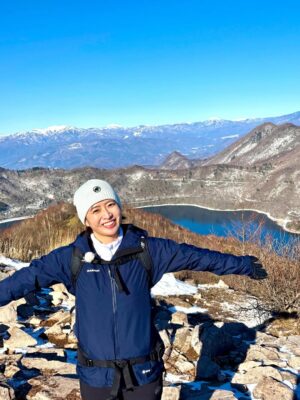 Nao Minamisawa Instagram - 本日の#そこに山があるから 🏔️

群馬県・赤城山の地蔵岳から長七郎山へ縦走します。
まずは赤城神社にお参りしてからスタート。
この時期ならではの雪山を存分に味わえる登山で、最高でした❄️

ぜひご覧ください！
BS朝日にて夜10時30分から📺
TVerでも！
@sokoyama_bsa @mammut_japan