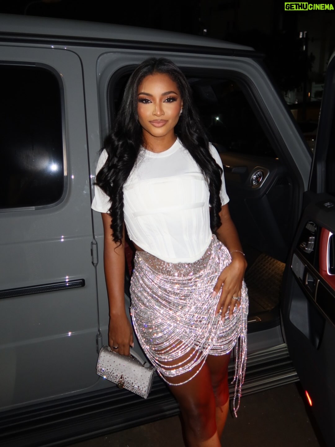 Nashaira Belisa - 6.1K Likes - About last night 🤩
@matopeda_studios did a thing with our outfits and we stepped out for FOMO’s opening night 📸

💄: @officialdavidstarr