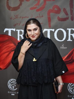 Nasim Adabi Instagram - ممنون از دوستان عکاسم بخاطر ثبت این قاب زیبای دونفره با دائی عزیزم آقای محمود کلاری در اولین اکران فیلم سینمایی آدم فروش به کارگردانی آقای محمود کلاری و تهیه کنندگی علی اوجی
مطمئنم از دیدن فیلم بسیار لذت خواهید برد..
ممنون از دوست عزیزم نوشین برای طراحی زیباشون
@bynooshin 
📷
@hasankhodnegah 
@sepideh_sadatii 
@shakiba_darvish_ 
@ftme.photo.khrm