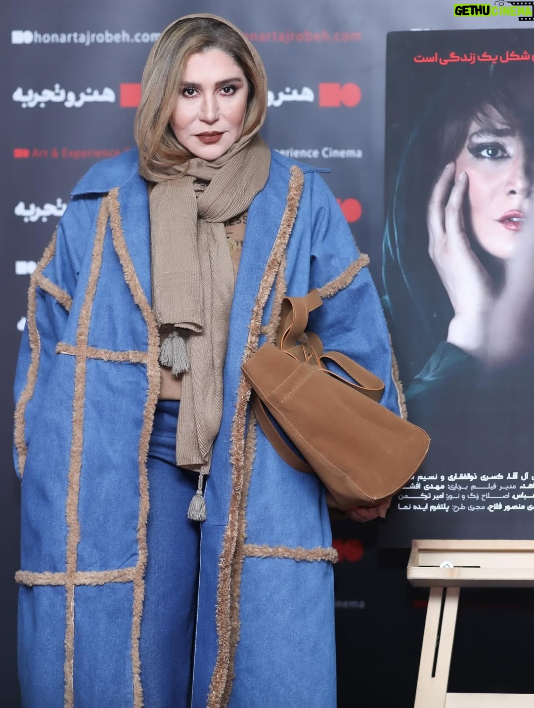 Nasim Adabi - 6.6K Likes - ⁨	⁨	آیین رونمایی از فیلم سینمایی آن دیگری

🔺فیلم سینمایی آن دیگری به کارگردانی امیر توکلی و تهیه کنندگی سید محسن جاهد پس از موفقیت در عرصه بین المللی و اکران در سینمای فرانسه  اکران خود را از روز چهارشنبه 12 آذر در سینماهای گروه هنرو تجربه اغاز و مورد توجه مخاطبان قرار گرفت

🔺بازیگران : امین زندگانی، مینا وحید، سیروس میمنت، مهری آل‌آقا، کسری ذوالفقاری، رضا محمودی ،مجتبی ترکمن،صباعبدالمالکی و نسیم ادبی

🔺 خلاصه داستان : «آن‌دیگری» روایت جوانی است که در کشاکش میان خواسته‌های شخصی و فشارهای اجتماعی، به دنبال یافتن هویتی تازه است. او در مسیر انتخابی بزرگ، با خانواده و جامعه وارد جدالی پرچالش می‌شود؛ سفری پر از ترس، امید و تضاد که در نهایت به کشف معنای آزادی و خودِ واقعی‌اش می‌انجامد.

🔺عوامل فیلم سینمایی آن دیگری عبارتند از : 
تهیه کننده :سید محسن جاهد
کارگردان :امیر توکلی
مشاور پروژه : امیر صیدآبادی
مجری طرح :پلتفرم ایده‌نما
نویسنده: پارسا (رحمت‌اله) حسینی  
مدیر تولید: علی جاهد  ،دستیار یک: سجاد نو‌بهاری،مدیر برنامه‌ریزی: مژگان طباطبایی (با تشکر از امید همتی)  ،مدیر فیلمبرداری: مهدی افشار،صدابردار: سیروس عابدینی ،آهنگساز: ، وحید مهراد،طراح صحنه و لباس:منصور بستانی، هدی منصور فلاح،تدوین: امیررضا پورعباس  ،اصلاح رنگ و نور: امیر ترکمن،طراح پوستر: علیرضا ربیع‌مقدم،فیلم‌بردار و تدوین پشت‌صحنه / ساخت تیزر: حمید بازاری  ،سرپرست هماهنگی و مدیر تبلیغات: محمد سعیدی

طراح پوستر :علی ربیع مقدم 

#آن_دیگری
#هنروتجربه
#هویت_دیگر 

@bynooshin 
@zahrasadat.mh 

@khaharanedarya 
@atena_photographyy
