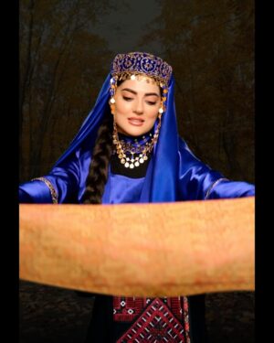 Nasim Adabi Instagram - 🦋
چو ایران نباشد تن من مباد ❤️

به‌دلیل کپی‌رایت ، این اثر به‌یادماندنی از ایران که در شب یلدای سالِ پیش ساختیم و منتشر کردیم روی صفحه‌یمان نشان داده نمی‌شود و تصمیم گرفتیم به‌صورت اسلایدی این محتوای دلچسب برای ایرانمان را دوباره بگذاریم ...

«ایرانِ جوان» 

تقدیم به تمام مردم شریف ایران زمین ، در هر کجای این مرز و بوم🤍
و‌تقدیم به  استاد سلطانی آهنگساز این اثر و استاد شهرام ناظری عزیز که با شنیدن صدای بی‌تکرارشان ، هر لحظه قلبمان برای ایران میتپد ✨

این اثر برگرفته از جهان پر احساس ناشنوایان عزیزمان است که به تصویرمان ، رنگ و روح دیگری بخشید ...

ایده پرداز و کارگردان : مریم رهنما
به همراهی تیمی هنرمند و خلاق
و با تشکر از حضور پرمهرِ بازیگران هنرمند کشورمان 🩷

Beautiful actress :
@nasimadabi 
@elhamhamidiiii 
@maryam_kavyani 
@sahra_asadolahi 
@hadisfouladvand 
@heliaemami 
@monakaramiofficial 
@javanehdelshad_ 
@maryam.shiraziii 
@sabamohammadi2008 
@setayeshmosavii 

Makeup artists :
@maryamrahnama__ 
@hadiseinali 
@soodabesadat_makeup 
@mahsatabassom_mua 
@samanehshadi_makeup 
@kiana__makeup 
@mandana.amin_mua 

Hairstylists :
@minanorozi_hairstyle 
@sepidehrezaee_hairstyler 
@zara_hairartist 
@panteaahairdresser 
@ailar_hairstyle 

Beauty salon :
@maryamrahnamabeauty 

Dress designer :
@sin.s_collection 
@diya_bride
@abayat.bent.alsheikh 
@gallery.nazkhatoon 
@ala_mezon_design 
@toktamrezaeii  @mariaboutiqdiva 
@hoor_esfahan_gallery 

Film and photo :
@falifilm 
@amirabbasi.dp 
@alirezazlt 

Singer :
@shahram.nazeri.official 

Composer :
@peyman.soltani.official 

Publisher :
@raharecordss 

Poem :
@womenofmusic.ir 

Iran Association of the Deaf :
@isdpf 

Special thanks to :
@zaban.eshare2 

✨✨✨
#یلدا #سنت #شب_چله #ایران #لباس_محلی #وطن #شهرام_ناظری #بازیگران_زن #زبان_اشاره #ناشنوایان #مریم_رهنما 
#iran #yalda