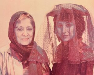 Nasim Adabi Instagram - ميتونم ساعت ها و روزها در مورد پري صابري بنويسم و حرف بزنم از سال ٧٩ زماني كه براي اولين بار ديدمش وگفت تو چقدر شبيه فروغي ….. اگر روزي بخوام زندگي فروغ رو بيارم روي صحنه تو برام بازي ميكنيش..و از همان روز شروع شد نمايش شمس پرنده بعد آنتيگونه بعد هم رند خلوت نشين و .يوسف و زليخا و سوگ سياوش و در آخر هم من از كجا عشق از كجا(زندگي فروغ فرخزاد….
پري صابري يكي از تاثير گذارترين زنان زندگي من بود …پر از زندگي بود پر از عشق به كارش و زني پر انرژي و قدرتمند كه تا آن زمان نظیرش را نديده بودم…زني كه پر و بال زيادي به هنرجوهاش داد و اعتقاد داشت كار خوب نياز به چهره ندارد…بسيار  ازش آموختم بسيار با كارهاش سفر رفتيم و هر چه ميگذشت من بيشتر عاشق اين زن ميشدم …
از اينكه بمن دانشجوي بازيگري و بقيه شاگرداش اينگونه بها ميداد در حيرت بودم …دلم ميخواست ساعت ها كنارش بنشينم و اون حرف بزنه از گذشته از خاطرات شيرين و آدم هایی که هم دوره ای هاش بودند و ما فقط عکس یا فیلم هاشون رو دیده بودیم و یا شعر هاشون رو خونده بودیم و …..و فقط من محو او و شيريني كلامش بودم…
روزي كه تو فرانسه رفت روي سن و نشان شواليه گرفت نگاهش ميكردم ميديدم كه چطور زني پر از قدرت و و اينگونه بزرگ و با سواد از ايران،چگونه  در زمانه اي كه پر و بالي به زنان نميدادند ،اينطوري افتخار آفرينه…
شاهد بودم كه هر سال چطوري متن فروغ رد ميشد و او دوباره تلاش ميكرد….
و در آن دوره ،بالاخره موفق شد نمايش رو به اجرا ببره….
من خيلي خوشبختم كه در دوره اي كه پري صابري و هما روستا و ديگر زنان قدر زيستند ،باشم و در ركابشون درس پس بدم…
پري صابري عمر پر بار و گهر بار داشت با آثار بسيار بسيار فاخر و ترجمه هاي وزين ….
ميتونم ساعتها و روزها درباره پري بنويسم و حرف بزنم ….
ولي اينجا تنها ميتونم بنويسم ازت ممنونم پري جان بخاطر فرصت هاي زيادي كه بهم دادي بخاطر اعتمادت براي بازي كردن نقش هاي سنگين و براي تمام آموخته هات ….
روحت هميشه در آرامش و شاد خواهد بود
حواست هميشه اين پايين بما باشه…
مثل هميشه
#پري-صابري
#٢١ شهريور ١٤٠٣
(این عکس  هم مربوط به نمایش من از کجا عشق از کجا (فروغ فرخزاد)