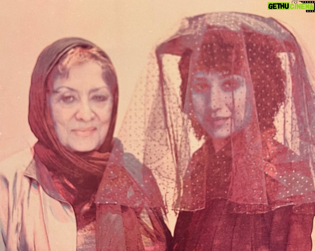 Nasim Adabi - 5.7K Likes - ميتونم ساعت ها و روزها در مورد پري صابري بنويسم و حرف بزنم از سال ٧٩ زماني كه براي اولين بار ديدمش وگفت تو چقدر شبيه فروغي ….. اگر روزي بخوام زندگي فروغ رو بيارم روي صحنه تو برام بازي ميكنيش..و از همان روز شروع شد نمايش شمس پرنده بعد آنتيگونه بعد هم رند خلوت نشين و .يوسف و زليخا و سوگ سياوش و در آخر هم من از كجا عشق از كجا(زندگي فروغ فرخزاد….
پري صابري يكي از تاثير گذارترين زنان زندگي من بود …پر از زندگي بود پر از عشق به كارش و زني پر انرژي و قدرتمند كه تا آن زمان نظیرش را نديده بودم…زني كه پر و بال زيادي به هنرجوهاش داد و اعتقاد داشت كار خوب نياز به چهره ندارد…بسيار  ازش آموختم بسيار با كارهاش سفر رفتيم و هر چه ميگذشت من بيشتر عاشق اين زن ميشدم …
از اينكه بمن دانشجوي بازيگري و بقيه شاگرداش اينگونه بها ميداد در حيرت بودم …دلم ميخواست ساعت ها كنارش بنشينم و اون حرف بزنه از گذشته از خاطرات شيرين و آدم هایی که هم دوره ای هاش بودند و ما فقط عکس یا فیلم هاشون رو دیده بودیم و یا شعر هاشون رو خونده بودیم و …..و فقط من محو او و شيريني كلامش بودم…
روزي كه تو فرانسه رفت روي سن و نشان شواليه گرفت نگاهش ميكردم ميديدم كه چطور زني پر از قدرت و و اينگونه بزرگ و با سواد از ايران،چگونه  در زمانه اي كه پر و بالي به زنان نميدادند ،اينطوري افتخار آفرينه…
شاهد بودم كه هر سال چطوري متن فروغ رد ميشد و او دوباره تلاش ميكرد….
و در آن دوره ،بالاخره موفق شد نمايش رو به اجرا ببره….
من خيلي خوشبختم كه در دوره اي كه پري صابري و هما روستا و ديگر زنان قدر زيستند ،باشم و در ركابشون درس پس بدم…
پري صابري عمر پر بار و گهر بار داشت با آثار بسيار بسيار فاخر و ترجمه هاي وزين ….
ميتونم ساعتها و روزها درباره پري بنويسم و حرف بزنم ….
ولي اينجا تنها ميتونم بنويسم ازت ممنونم پري جان بخاطر فرصت هاي زيادي كه بهم دادي بخاطر اعتمادت براي بازي كردن نقش هاي سنگين و براي تمام آموخته هات ….
روحت هميشه در آرامش و شاد خواهد بود
حواست هميشه اين پايين بما باشه…
مثل هميشه
#پري-صابري
#٢١ شهريور ١٤٠٣
(این عکس  هم مربوط به نمایش من از کجا عشق از کجا (فروغ فرخزاد)