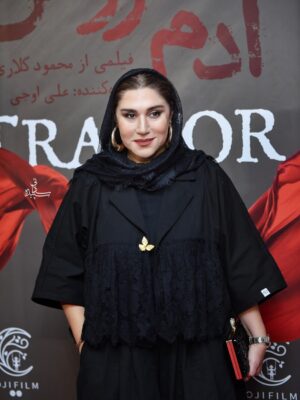Nasim Adabi Instagram - ممنون از دوستان عکاسم بخاطر ثبت این قاب زیبای دونفره با دائی عزیزم آقای محمود کلاری در اولین اکران فیلم سینمایی آدم فروش به کارگردانی آقای محمود کلاری و تهیه کنندگی علی اوجی
مطمئنم از دیدن فیلم بسیار لذت خواهید برد..
ممنون از دوست عزیزم نوشین برای طراحی زیباشون
@bynooshin 
📷
@hasankhodnegah 
@sepideh_sadatii 
@shakiba_darvish_ 
@ftme.photo.khrm