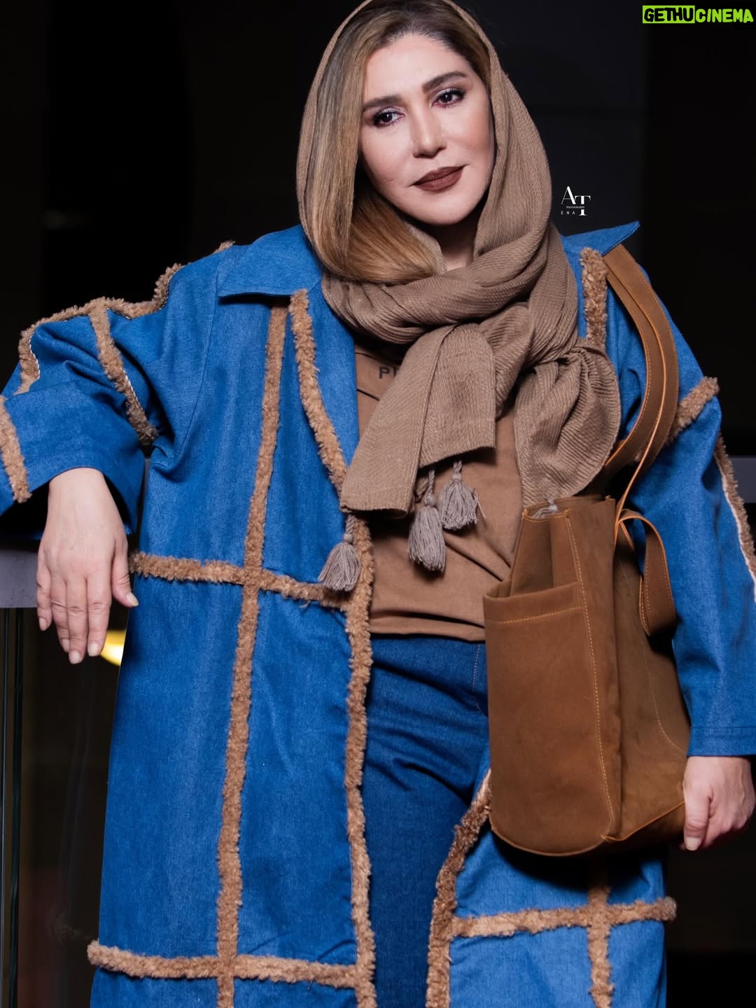Nasim Adabi - 6.6K Likes - ⁨	⁨	آیین رونمایی از فیلم سینمایی آن دیگری

🔺فیلم سینمایی آن دیگری به کارگردانی امیر توکلی و تهیه کنندگی سید محسن جاهد پس از موفقیت در عرصه بین المللی و اکران در سینمای فرانسه  اکران خود را از روز چهارشنبه 12 آذر در سینماهای گروه هنرو تجربه اغاز و مورد توجه مخاطبان قرار گرفت

🔺بازیگران : امین زندگانی، مینا وحید، سیروس میمنت، مهری آل‌آقا، کسری ذوالفقاری، رضا محمودی ،مجتبی ترکمن،صباعبدالمالکی و نسیم ادبی

🔺 خلاصه داستان : «آن‌دیگری» روایت جوانی است که در کشاکش میان خواسته‌های شخصی و فشارهای اجتماعی، به دنبال یافتن هویتی تازه است. او در مسیر انتخابی بزرگ، با خانواده و جامعه وارد جدالی پرچالش می‌شود؛ سفری پر از ترس، امید و تضاد که در نهایت به کشف معنای آزادی و خودِ واقعی‌اش می‌انجامد.

🔺عوامل فیلم سینمایی آن دیگری عبارتند از : 
تهیه کننده :سید محسن جاهد
کارگردان :امیر توکلی
مشاور پروژه : امیر صیدآبادی
مجری طرح :پلتفرم ایده‌نما
نویسنده: پارسا (رحمت‌اله) حسینی  
مدیر تولید: علی جاهد  ،دستیار یک: سجاد نو‌بهاری،مدیر برنامه‌ریزی: مژگان طباطبایی (با تشکر از امید همتی)  ،مدیر فیلمبرداری: مهدی افشار،صدابردار: سیروس عابدینی ،آهنگساز: ، وحید مهراد،طراح صحنه و لباس:منصور بستانی، هدی منصور فلاح،تدوین: امیررضا پورعباس  ،اصلاح رنگ و نور: امیر ترکمن،طراح پوستر: علیرضا ربیع‌مقدم،فیلم‌بردار و تدوین پشت‌صحنه / ساخت تیزر: حمید بازاری  ،سرپرست هماهنگی و مدیر تبلیغات: محمد سعیدی

طراح پوستر :علی ربیع مقدم 

#آن_دیگری
#هنروتجربه
#هویت_دیگر 

@bynooshin 
@zahrasadat.mh 

@khaharanedarya 
@atena_photographyy