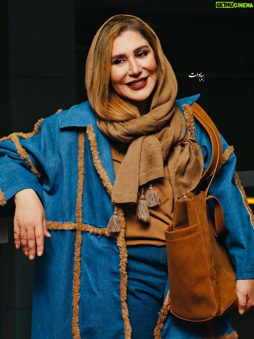 Nasim Adabi - 6.6K Likes - ⁨	⁨	آیین رونمایی از فیلم سینمایی آن دیگری

🔺فیلم سینمایی آن دیگری به کارگردانی امیر توکلی و تهیه کنندگی سید محسن جاهد پس از موفقیت در عرصه بین المللی و اکران در سینمای فرانسه  اکران خود را از روز چهارشنبه 12 آذر در سینماهای گروه هنرو تجربه اغاز و مورد توجه مخاطبان قرار گرفت

🔺بازیگران : امین زندگانی، مینا وحید، سیروس میمنت، مهری آل‌آقا، کسری ذوالفقاری، رضا محمودی ،مجتبی ترکمن،صباعبدالمالکی و نسیم ادبی

🔺 خلاصه داستان : «آن‌دیگری» روایت جوانی است که در کشاکش میان خواسته‌های شخصی و فشارهای اجتماعی، به دنبال یافتن هویتی تازه است. او در مسیر انتخابی بزرگ، با خانواده و جامعه وارد جدالی پرچالش می‌شود؛ سفری پر از ترس، امید و تضاد که در نهایت به کشف معنای آزادی و خودِ واقعی‌اش می‌انجامد.

🔺عوامل فیلم سینمایی آن دیگری عبارتند از : 
تهیه کننده :سید محسن جاهد
کارگردان :امیر توکلی
مشاور پروژه : امیر صیدآبادی
مجری طرح :پلتفرم ایده‌نما
نویسنده: پارسا (رحمت‌اله) حسینی  
مدیر تولید: علی جاهد  ،دستیار یک: سجاد نو‌بهاری،مدیر برنامه‌ریزی: مژگان طباطبایی (با تشکر از امید همتی)  ،مدیر فیلمبرداری: مهدی افشار،صدابردار: سیروس عابدینی ،آهنگساز: ، وحید مهراد،طراح صحنه و لباس:منصور بستانی، هدی منصور فلاح،تدوین: امیررضا پورعباس  ،اصلاح رنگ و نور: امیر ترکمن،طراح پوستر: علیرضا ربیع‌مقدم،فیلم‌بردار و تدوین پشت‌صحنه / ساخت تیزر: حمید بازاری  ،سرپرست هماهنگی و مدیر تبلیغات: محمد سعیدی

طراح پوستر :علی ربیع مقدم 

#آن_دیگری
#هنروتجربه
#هویت_دیگر 

@bynooshin 
@zahrasadat.mh 

@khaharanedarya 
@atena_photographyy
