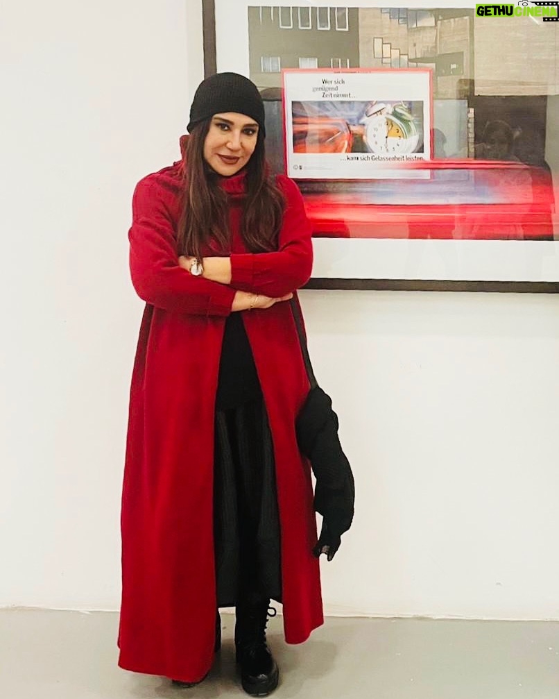 Nasim Adabi - 7.6K Likes - مجموعه عکس ها و نقاشی های هنرمندان عزیز در گالری تابستان در خانه هنرمندان(این نمایشگاه تا دوشنبه برگزار میباشد)
ضمنا این بافت زیبا کار دوستان عزیزم (مهر باف)
میباشد
مهرباف جمعی زنانه است که از سال ۱۳۹۱  فعالیت خودش رو در جهت کارآفرینی و توان‌افزایی و همینطور آموزش زنان آغاز کرده و بیش از ۴۰ زن در اين  محموعه كار ميكنند
@mehrbaf 
#خانه_هنرمندان_ایران #گالري_تابستان#محمود_كلاري #فرهاد_آئیش #مصطفي_آل_احمد #تورج_اصلاني #هومن_بهمنش#پانته_آ_بهرام #نازنين_بياتي #مهدي_پاكدل #ناصر_تقوايي#كتايون_رياحي #صيف_الله_صمديان #محمد_علي_سجادي #عباس_كيارستمي#نيكي_كريمي#مسعود_کیمیایی #حميد_جبلي#هوشنگ_گلمکانی #ساعد_نيك_ذات #تهمينه_ميلانى #رضا_كيانيان #ژاله_کاظمی #مهتا_محدث#نسيم_ادبي#نقاشي#عكاسي