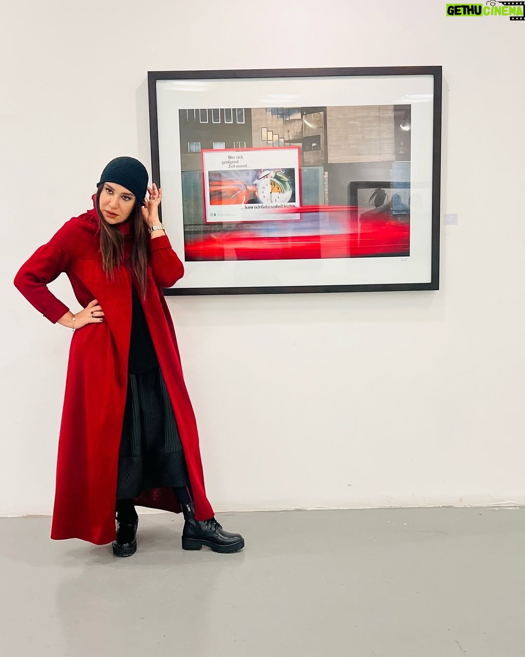 Nasim Adabi - 7.6K Likes - مجموعه عکس ها و نقاشی های هنرمندان عزیز در گالری تابستان در خانه هنرمندان(این نمایشگاه تا دوشنبه برگزار میباشد)
ضمنا این بافت زیبا کار دوستان عزیزم (مهر باف)
میباشد
مهرباف جمعی زنانه است که از سال ۱۳۹۱  فعالیت خودش رو در جهت کارآفرینی و توان‌افزایی و همینطور آموزش زنان آغاز کرده و بیش از ۴۰ زن در اين  محموعه كار ميكنند
@mehrbaf 
#خانه_هنرمندان_ایران #گالري_تابستان#محمود_كلاري #فرهاد_آئیش #مصطفي_آل_احمد #تورج_اصلاني #هومن_بهمنش#پانته_آ_بهرام #نازنين_بياتي #مهدي_پاكدل #ناصر_تقوايي#كتايون_رياحي #صيف_الله_صمديان #محمد_علي_سجادي #عباس_كيارستمي#نيكي_كريمي#مسعود_کیمیایی #حميد_جبلي#هوشنگ_گلمکانی #ساعد_نيك_ذات #تهمينه_ميلانى #رضا_كيانيان #ژاله_کاظمی #مهتا_محدث#نسيم_ادبي#نقاشي#عكاسي