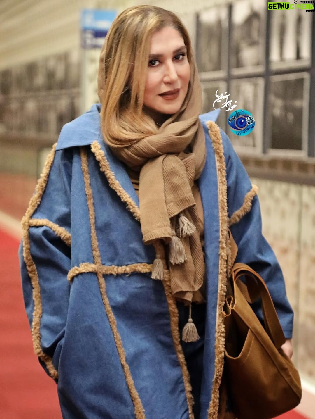 Nasim Adabi - 6.6K Likes - ⁨	⁨	آیین رونمایی از فیلم سینمایی آن دیگری

🔺فیلم سینمایی آن دیگری به کارگردانی امیر توکلی و تهیه کنندگی سید محسن جاهد پس از موفقیت در عرصه بین المللی و اکران در سینمای فرانسه  اکران خود را از روز چهارشنبه 12 آذر در سینماهای گروه هنرو تجربه اغاز و مورد توجه مخاطبان قرار گرفت

🔺بازیگران : امین زندگانی، مینا وحید، سیروس میمنت، مهری آل‌آقا، کسری ذوالفقاری، رضا محمودی ،مجتبی ترکمن،صباعبدالمالکی و نسیم ادبی

🔺 خلاصه داستان : «آن‌دیگری» روایت جوانی است که در کشاکش میان خواسته‌های شخصی و فشارهای اجتماعی، به دنبال یافتن هویتی تازه است. او در مسیر انتخابی بزرگ، با خانواده و جامعه وارد جدالی پرچالش می‌شود؛ سفری پر از ترس، امید و تضاد که در نهایت به کشف معنای آزادی و خودِ واقعی‌اش می‌انجامد.

🔺عوامل فیلم سینمایی آن دیگری عبارتند از : 
تهیه کننده :سید محسن جاهد
کارگردان :امیر توکلی
مشاور پروژه : امیر صیدآبادی
مجری طرح :پلتفرم ایده‌نما
نویسنده: پارسا (رحمت‌اله) حسینی  
مدیر تولید: علی جاهد  ،دستیار یک: سجاد نو‌بهاری،مدیر برنامه‌ریزی: مژگان طباطبایی (با تشکر از امید همتی)  ،مدیر فیلمبرداری: مهدی افشار،صدابردار: سیروس عابدینی ،آهنگساز: ، وحید مهراد،طراح صحنه و لباس:منصور بستانی، هدی منصور فلاح،تدوین: امیررضا پورعباس  ،اصلاح رنگ و نور: امیر ترکمن،طراح پوستر: علیرضا ربیع‌مقدم،فیلم‌بردار و تدوین پشت‌صحنه / ساخت تیزر: حمید بازاری  ،سرپرست هماهنگی و مدیر تبلیغات: محمد سعیدی

طراح پوستر :علی ربیع مقدم 

#آن_دیگری
#هنروتجربه
#هویت_دیگر 

@bynooshin 
@zahrasadat.mh 

@khaharanedarya 
@atena_photographyy