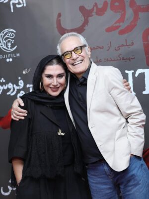 Nasim Adabi Instagram - ممنون از دوستان عکاسم بخاطر ثبت این قاب زیبای دونفره با دائی عزیزم آقای محمود کلاری در اولین اکران فیلم سینمایی آدم فروش به کارگردانی آقای محمود کلاری و تهیه کنندگی علی اوجی
مطمئنم از دیدن فیلم بسیار لذت خواهید برد..
ممنون از دوست عزیزم نوشین برای طراحی زیباشون
@bynooshin 
📷
@hasankhodnegah 
@sepideh_sadatii 
@shakiba_darvish_ 
@ftme.photo.khrm