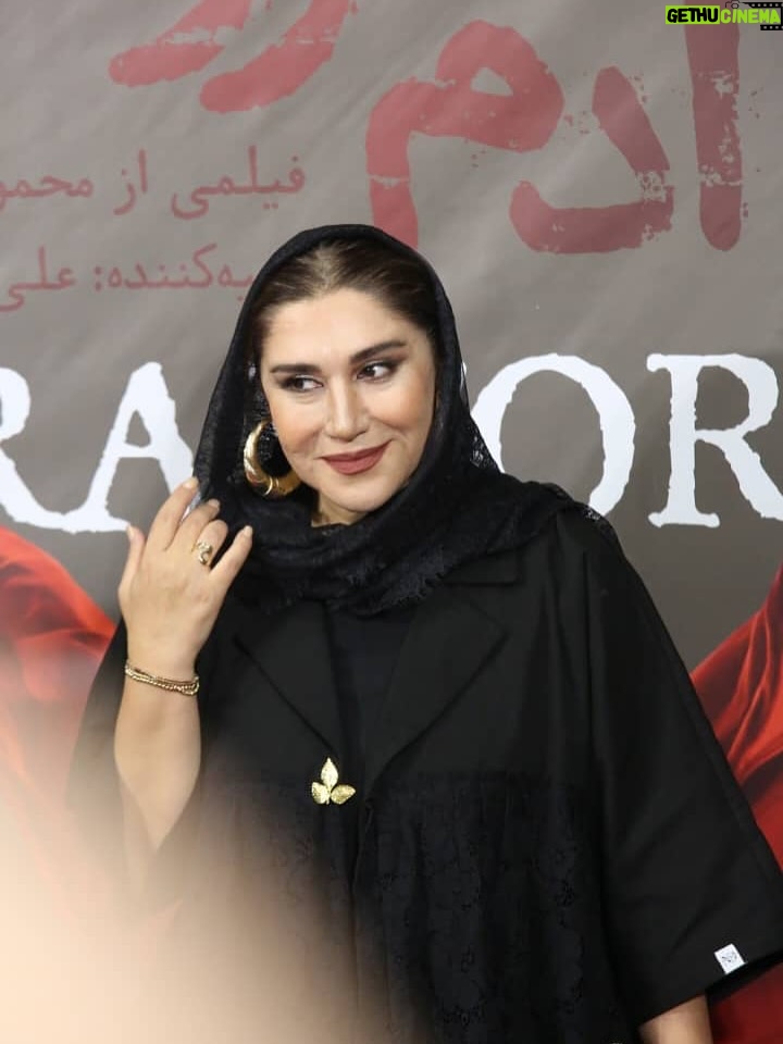Nasim Adabi - 22.3K Likes - ممنون از دوستان عکاسم بخاطر ثبت این قاب زیبای دونفره با دائی عزیزم آقای محمود کلاری در اولین اکران فیلم سینمایی آدم فروش به کارگردانی آقای محمود کلاری و تهیه کنندگی علی اوجی
مطمئنم از دیدن فیلم بسیار لذت خواهید برد..
ممنون از دوست عزیزم نوشین برای طراحی زیباشون
@bynooshin 
📷
@hasankhodnegah 
@sepideh_sadatii 
@shakiba_darvish_ 
@ftme.photo.khrm