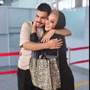 Nasrin Moghanloo Instagram - ♥️♥️♥️👨‍💼🤱🤲
.
آرینم تو با ارزشترین هدیه به من از طرف خدا هستی.
آغوش تو آرامش من است.
آمدی در کنارم و دوباره جانی دوباره  در من تازه کردی.
پسر دلبند کوچک من سفرت بی خطر و به سلامت برسی
مامان زود میاد پیشت از همین امروز که رفتی  هزاران بار دلتنگتم.
امید زندگی من ،
 به امید دیدار نه چندان دور ، تو همه وجودم .
به خداوند و فرشته های مهربان میسپارمت عزیز مادر.♥️🤱🤲