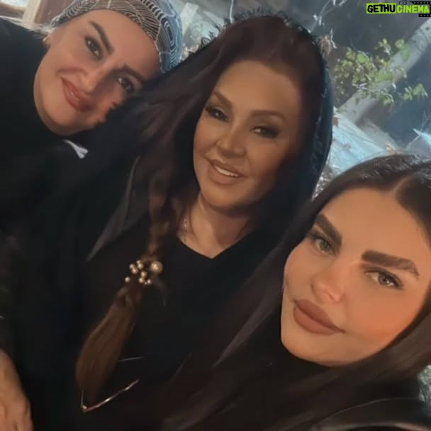 Nasrin Moghanloo - 56.6K Likes - 🙏😍❤

برای توصیف حالم ،
همین یک جمله کافیست،
خنده هایم بی تو درد دارد.......
شبی در کنار رفیقان با معرفت،
که تلاش بر تنها نبودن من دارند
مرسی که هستید.

.
@shabzadegan_saadat_abad