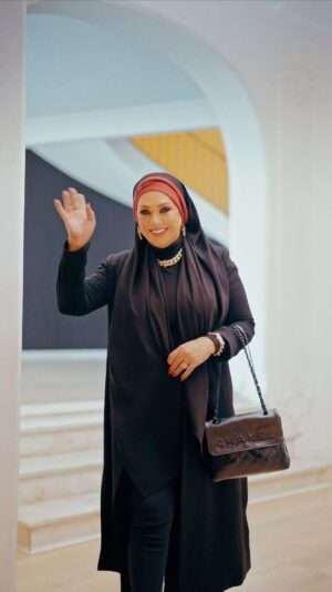 Nasrin Moghanloo Instagram - سرکار خانم نسرین مقانلوی عزیز 
وجود شما سرشار از انرژی خوب و انسانیت و معرفت است ❤️
حضور شما در گالری ما باعث افتخارمون بود 
همکاری با شما و در کنار شما بودن خاطرات فراموش نشدنی‌ای برای ما رقم زد 🙏🏻❤️
همیشه بدرخشید 🙏🏻💫✨⭐️💫

اطلس مال نیاوران، طبقه‌ی G4 ،واحد 4057
طلای ۱۸ عیار

#jewelry #gold #backstage#bilboard bilboardjob#collaboration #luxurycollaboration#fashionstyle#luxurydesign #best#actress#nasrinmoghanloo#royafarahanigold