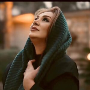 Nasrin Moghanloo Instagram - ✍️🧚‍♂️🤱🙏♥️🤍🙋‍♂️🤲🙏😔
 در این هوای ابری
عجیب دلتنگت شده ام
دلتنگ تو 
برای روزهای که با تو گذشت،و چه کوتاه بود
از اینجا صدایت میکنم 
و تو مرا از آنجا در آغوش بگیر
بیا در این هوای ابری
باران هم باشیم...
..

.