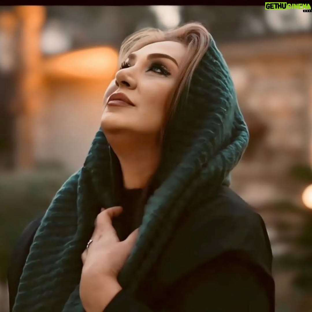Nasrin Moghanloo - 63.4K Likes - ✍️🧚‍♂️🤱🙏♥️🤍🙋‍♂️🤲🙏😔
 در این هوای ابری
عجیب دلتنگت شده ام
دلتنگ تو 
برای روزهای که با تو گذشت،و چه کوتاه بود
از اینجا صدایت میکنم 
و تو مرا از آنجا در آغوش بگیر
بیا در این هوای ابری
باران هم باشیم...
..

.