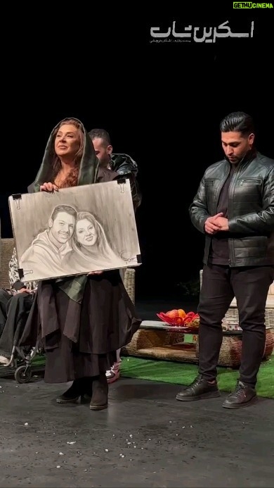 Nasrin Moghanloo - 70K Likes - 👏👍👌🙏❤️✍️
.
روزت مبارک پسر آسمانی من.
دیشب مهمان تئأتر  اسکرین شات بودم
قصه ایی اجتماعی  که در حین آنکه تو را میخنداد،و لحظه ایی به گریه وا می‌داشت و از واقعیت اجتماع اینروزهای  ما حرف میزد، حقیقت این دوران ماست .
از همینجا یک خسته نباشید به کل عزیزان بازیگر برای بازی زیبایشان می‌گویم و آرزوی موفقیت برای تک تکشان در عرصه هنر را خواهانم.و سپاس از هدیه نقاشی زیبایی که برای من زیباترین هدیه بود.
و تشکر دیگر از اشکان درویش عزیز کارگردان و تهيه کننده این کار زیبا و  دعوتش از من .
باشد که از ته دل زیبایتان همیشه عاشق واقعی باشید و قلبهای زیبایتان با عشق واقعی پر تپش باشد.
.
@ashkan.darvishi 👈