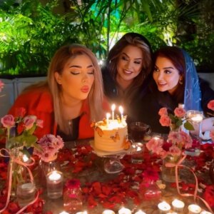 Nasrin Moghanloo Instagram - ♥️🤲♥️🌹🎂🎁🎉👏
. 
بعضی اوقات کسی رو داری که حس میکنی با تمام وجود براش ارزش داری ،و تو میتونی دوستش داشته باشی برای محبتهایش،و بودنش در همه لحظه های زندگیت و اون تو مینای عزیزم هستی.
دختر خوش قلب ،تولدت مبارک نازنینم بهترینها را برایت آرزو دارم.
دلت شاد ،وجودت سلامت و موفق در زندگانیت باشی.
زاد روزت مبارک مینا بانوی آبان ماهی.
ممنونم برای بودنت.