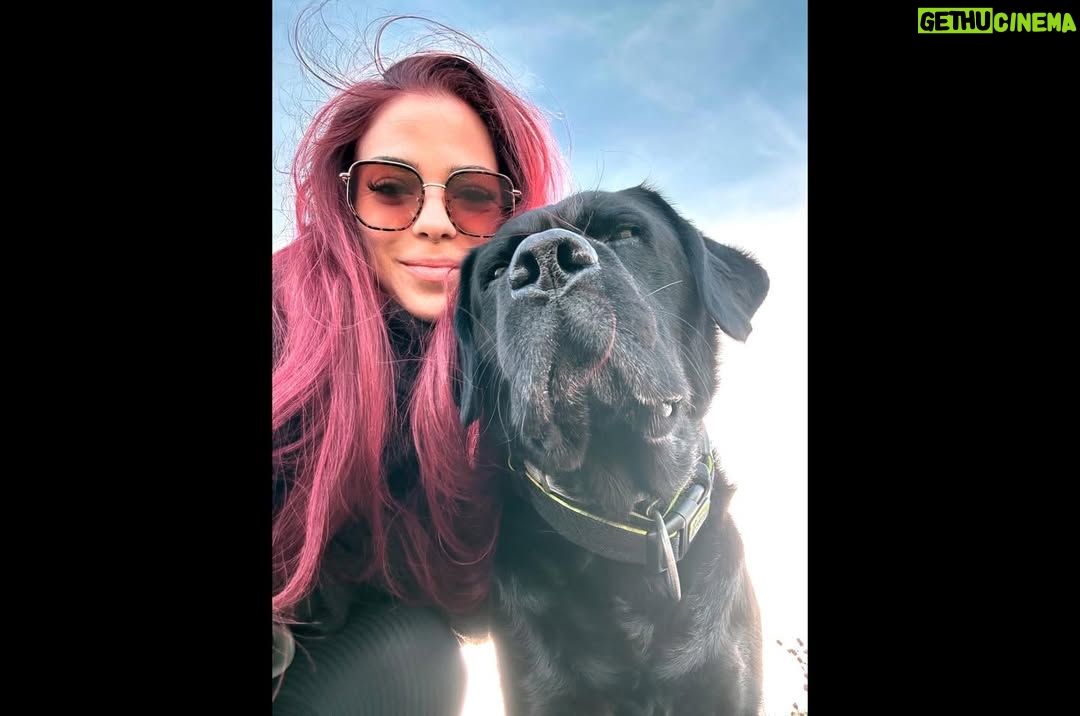 Nastassja Strobel - 7.7K Likes - 2025 fast vorbei \o/
Und Pro-Tipp von meiner Seite: manchmal muss man nur durch die eigenen Fotos gehen um zu sehen wie toll das Jahr doch war.
Bin dankbar für viele Dinge, die ich dieses Jahr erleben und lernen durfte, aber am aller meisten für meine Freunde 
Und wie ein weiser Mann einst sagte: „Family don’t end in blood.“ But it doesn’t start there, either. Family cares about you, not what you can do for them. Family’s there through the good, the bad-all of it. They got your back, even when it hurts. That’s family.
