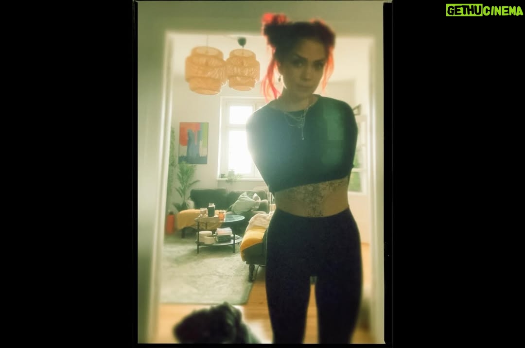 Nastassja Strobel - 7.7K Likes - 2025 fast vorbei \o/
Und Pro-Tipp von meiner Seite: manchmal muss man nur durch die eigenen Fotos gehen um zu sehen wie toll das Jahr doch war.
Bin dankbar für viele Dinge, die ich dieses Jahr erleben und lernen durfte, aber am aller meisten für meine Freunde 
Und wie ein weiser Mann einst sagte: „Family don’t end in blood.“ But it doesn’t start there, either. Family cares about you, not what you can do for them. Family’s there through the good, the bad-all of it. They got your back, even when it hurts. That’s family.