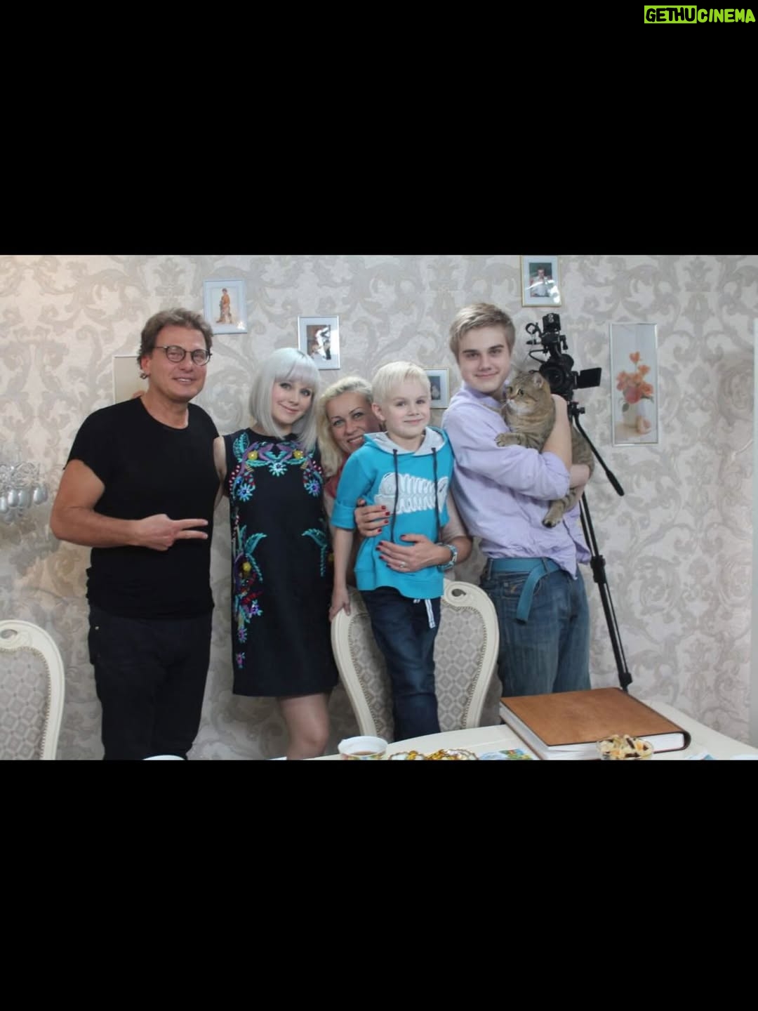 Natali - 5.5K Likes - Мой 2016! #тренд2016 
1. Волосы -в розовый!
2.Продолжаю эксперименты с розовыми волосами 
3. Премия МузТВ 20 лет
4. Участие в передаче «Субботний вечер» с 
Н.Басковым, песня «Николай»
5. В саду у папы (в грушах)
6. Фотографирую мужа и сына на отдыхе 
7. На выступлении с Дмитрием Харатьяном
8. Шоу Н.Баскова в Кремле «Игра», песня «Николай»
9. С Андреем Разыграевым
10. Заявляю о третьей беременности
11. Евгений Додылев снимает передачу о моей семье у нас дома 
12. С Евгением Петросяном на Новогоднем огоньке исполняем в дуэте песню «О, Боже, какой мужчина!»
 В следующем году рождается сын Евгений🥰