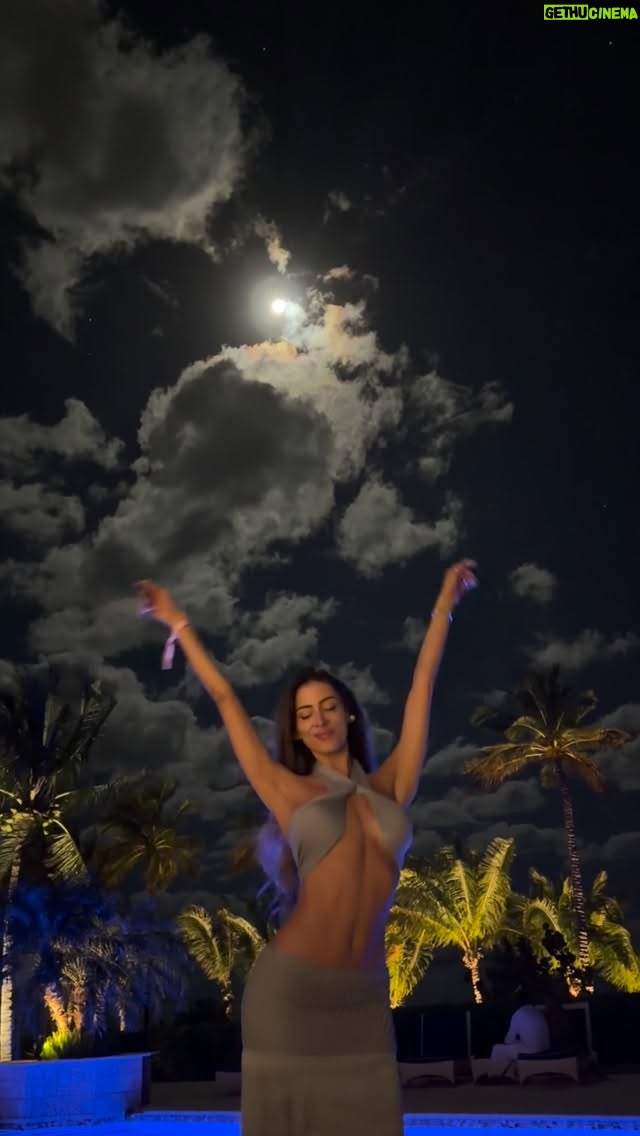 Natalia Carvajal - 9K Likes - Cuando es a bailar bajo la 🌓, invítenme. 

Última noche del 25 ♥️ @nadiyakhan 

👗: @espumacr