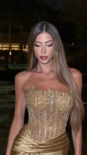Natalia Carvajal Instagram - 💛
@kenanafashion
@miraquienbaila.cr