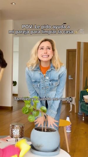 Natalia Juárez Instagram - Yo queriendo que él me ayude pero cuando lo hace me pongo así 😂🙈✨ 
Amamos limpiar la casa con el nuevo #CloroxInspiradoEnPoett : un placer sensorial que se siente fresco y huele increíble @cloroxmexico 🏡🫧🧹

#Clorox #publicidad