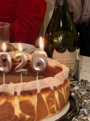 Natalia Juárez Instagram - Terminé el 2025 y empecé el año 2026 tranquila, sin hacer mucho ruido mirando hacia adentro y siendo consciente del gran año que nos espera ❤️✨🎉 ¿cómo iniciaste el año?