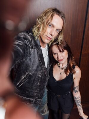 Natalia Kreuser Instagram - O Vecna me pegou 😂 o #JamieCampbellBower sempre um querido, aceitou refazer nossa foto, assinou meu funko E ainda elogiou minhas unhas! Obrigada @netflixbrasil por mais essa oportunidade incrível, o trabalho aqui com #StrangerThings tem sido massivo e agradeço cada um de vocês por impulsionarem o conteúdo ♥️ #ST #UpsideDown