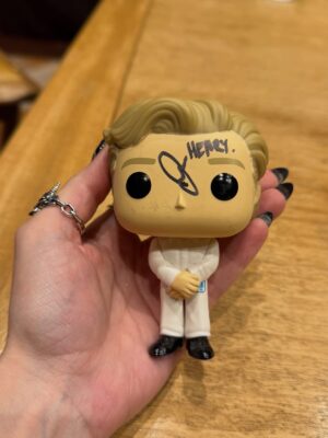 Natalia Kreuser Instagram - O Vecna me pegou 😂 o #JamieCampbellBower sempre um querido, aceitou refazer nossa foto, assinou meu funko E ainda elogiou minhas unhas! Obrigada @netflixbrasil por mais essa oportunidade incrível, o trabalho aqui com #StrangerThings tem sido massivo e agradeço cada um de vocês por impulsionarem o conteúdo ♥️ #ST #UpsideDown