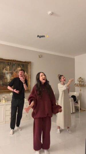 Natálie Grossová Instagram - @voy_re @hradilova.victoria 🩷