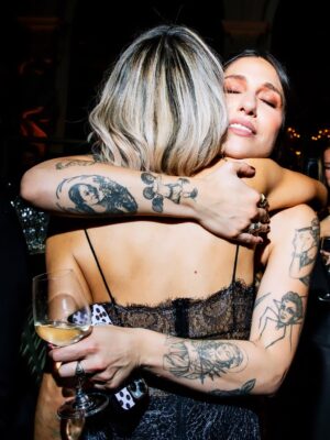 Natalie Morales Instagram - Glamour Women of the Year was very inspiring and I finally got to meet my long lost sister @hellotefi as dramatically pictured here

Thank you to: 
@kimmyerin for styling me
Makeup by @makeup.marc 
Hair by @juanvigoyahair 
🖤
#GlamourWOTY