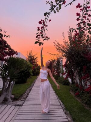 Natalie Vértiz Instagram - Que linda que es la vida, te lo digo, mi vida🧡 

Hace tiempo no me tomaba tantos días de relajo con mi familia y, déjenme decirles, que bien se siente! Los atardeceres más lindos, los planes sin apuro, las tardes de caminata y bicicleta, un cafecito por la tarde y un arcoíris 🌈 para recordarme lo mágica que es la vida! A seguir soñando y vibrando alto siempre💫💫💫💫