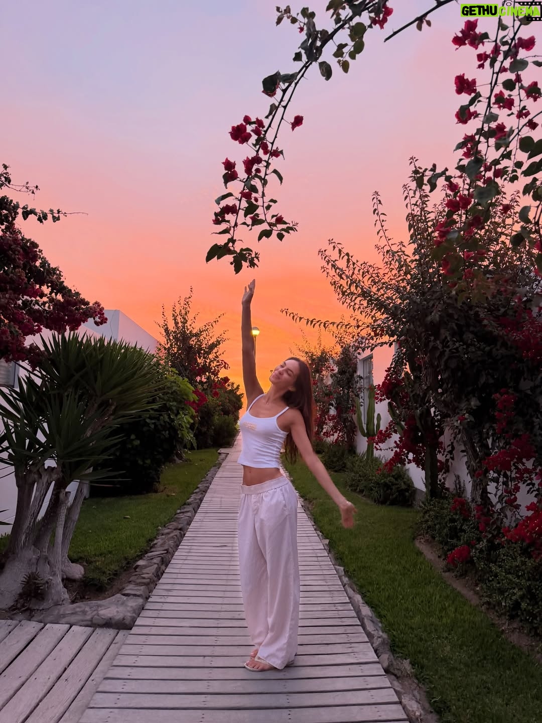 Natalie Vértiz - 40.6K Likes - Que linda que es la vida, te lo digo, mi vida🧡 

Hace tiempo no me tomaba tantos días de relajo con mi familia y, déjenme decirles, que bien se siente! Los atardeceres más lindos, los planes sin apuro, las tardes de caminata y bicicleta, un cafecito por la tarde y un arcoíris 🌈 para recordarme lo mágica que es la vida! A seguir soñando y vibrando alto siempre💫💫💫💫