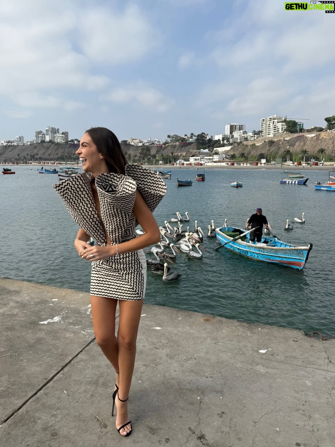 Natalie Vértiz - 41.1K Likes - GRACIAS 2025!!!!!!✨🎀🌼✨❤️💥🪞💪🏻🐣🐣🌹💫🥂

Tantos momentos por resaltar en el 2025, pero, me quedo con estos por aca que hicieron que mi año sea grandioso en todos los sentidos🥹🙏🏻 no se en que momento empecé a vivir la vida de mis sueños, tengo tanto que agradecerles! Aquí van algunos de mis highlights de este año:

- CANNES film festival usando el vestido de mis sueños de @carolinaherrera 🤍
- de mis campañas favoritas de todo el año, #TempationMystic junto a mi familia @yanbal 🧡
- #MFW usando @jsalinas.pe 
- NYFW W/ Michael kors en Febrero. 
- ver a shaki con mi hermana, fuera de este mundo🥹 
- mi Leo empezó la etapa escolar🥹💙🙏🏻
- Foam party de mi Liam, por siempre celebrando tu vida mi amor! 
- Miami con estas diosas junto a Carolina Herrera. 🌹
- Roland-Garros con @isdinperu para ver dos finales alucinantes entre Sabalenka vs. Coco & Sinner vs. Alcaraz en Junio. 
- Anniversary ✨ 10 años con mi @yacoturco ❤️ Cartagena en Julio.
- Celebrando a mi peru por fiestas patrias, wearing @anialvarezcalderonofficial 
- Santo de mi bebe galáctico, Leo mi amor! 👽 
- Naomi moment en brazil junto a @hm 💙
- el mejor cumpleaños🥹
- almuerzo de ex alumnas por primera vez con mis realessss💛
- @victoriassecret #VSFW , a dreaaaaam🥹🩷 
- #HerrerainMadrid 
- Grabe mi primera campaña con @marquisperu en Octubre🤎
- lanzamos nuestra bebida funcional #SOSlife , besttt socia mi @marianavertizg @sos.peru 
-  LA/ disneyland con mis amores, lo más preciado de mi vida❤️