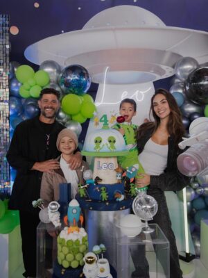 Natalie Vértiz Instagram - GRACIAS 2025!!!!!!✨🎀🌼✨❤️💥🪞💪🏻🐣🐣🌹💫🥂

Tantos momentos por resaltar en el 2025, pero, me quedo con estos por aca que hicieron que mi año sea grandioso en todos los sentidos🥹🙏🏻 no se en que momento empecé a vivir la vida de mis sueños, tengo tanto que agradecerles! Aquí van algunos de mis highlights de este año:

- CANNES film festival usando el vestido de mis sueños de @carolinaherrera 🤍
- de mis campañas favoritas de todo el año, #TempationMystic junto a mi familia @yanbal 🧡
- #MFW usando @jsalinas.pe 
- NYFW W/ Michael kors en Febrero. 
- ver a shaki con mi hermana, fuera de este mundo🥹 
- mi Leo empezó la etapa escolar🥹💙🙏🏻
- Foam party de mi Liam, por siempre celebrando tu vida mi amor! 
- Miami con estas diosas junto a Carolina Herrera. 🌹
- Roland-Garros con @isdinperu para ver dos finales alucinantes entre Sabalenka vs. Coco & Sinner vs. Alcaraz en Junio. 
- Anniversary ✨ 10 años con mi @yacoturco ❤️ Cartagena en Julio.
- Celebrando a mi peru por fiestas patrias, wearing @anialvarezcalderonofficial 
- Santo de mi bebe galáctico, Leo mi amor! 👽 
- Naomi moment en brazil junto a @hm 💙
- el mejor cumpleaños🥹
- almuerzo de ex alumnas por primera vez con mis realessss💛
- @victoriassecret #VSFW , a dreaaaaam🥹🩷 
- #HerrerainMadrid 
- Grabe mi primera campaña con @marquisperu en Octubre🤎
- lanzamos nuestra bebida funcional #SOSlife , besttt socia mi @marianavertizg @sos.peru 
-  LA/ disneyland con mis amores, lo más preciado de mi vida❤️