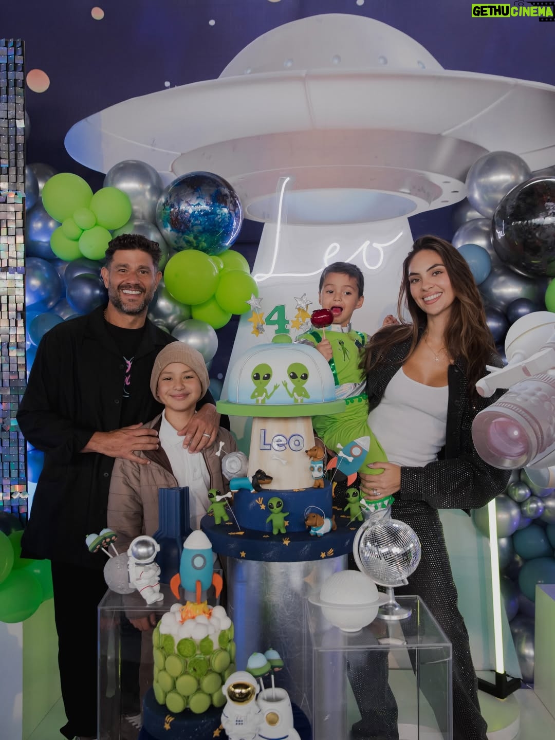 Natalie Vértiz - 41.1K Likes - GRACIAS 2025!!!!!!✨🎀🌼✨❤️💥🪞💪🏻🐣🐣🌹💫🥂

Tantos momentos por resaltar en el 2025, pero, me quedo con estos por aca que hicieron que mi año sea grandioso en todos los sentidos🥹🙏🏻 no se en que momento empecé a vivir la vida de mis sueños, tengo tanto que agradecerles! Aquí van algunos de mis highlights de este año:

- CANNES film festival usando el vestido de mis sueños de @carolinaherrera 🤍
- de mis campañas favoritas de todo el año, #TempationMystic junto a mi familia @yanbal 🧡
- #MFW usando @jsalinas.pe 
- NYFW W/ Michael kors en Febrero. 
- ver a shaki con mi hermana, fuera de este mundo🥹 
- mi Leo empezó la etapa escolar🥹💙🙏🏻
- Foam party de mi Liam, por siempre celebrando tu vida mi amor! 
- Miami con estas diosas junto a Carolina Herrera. 🌹
- Roland-Garros con @isdinperu para ver dos finales alucinantes entre Sabalenka vs. Coco & Sinner vs. Alcaraz en Junio. 
- Anniversary ✨ 10 años con mi @yacoturco ❤️ Cartagena en Julio.
- Celebrando a mi peru por fiestas patrias, wearing @anialvarezcalderonofficial 
- Santo de mi bebe galáctico, Leo mi amor! 👽 
- Naomi moment en brazil junto a @hm 💙
- el mejor cumpleaños🥹
- almuerzo de ex alumnas por primera vez con mis realessss💛
- @victoriassecret #VSFW , a dreaaaaam🥹🩷 
- #HerrerainMadrid 
- Grabe mi primera campaña con @marquisperu en Octubre🤎
- lanzamos nuestra bebida funcional #SOSlife , besttt socia mi @marianavertizg @sos.peru 
-  LA/ disneyland con mis amores, lo más preciado de mi vida❤️