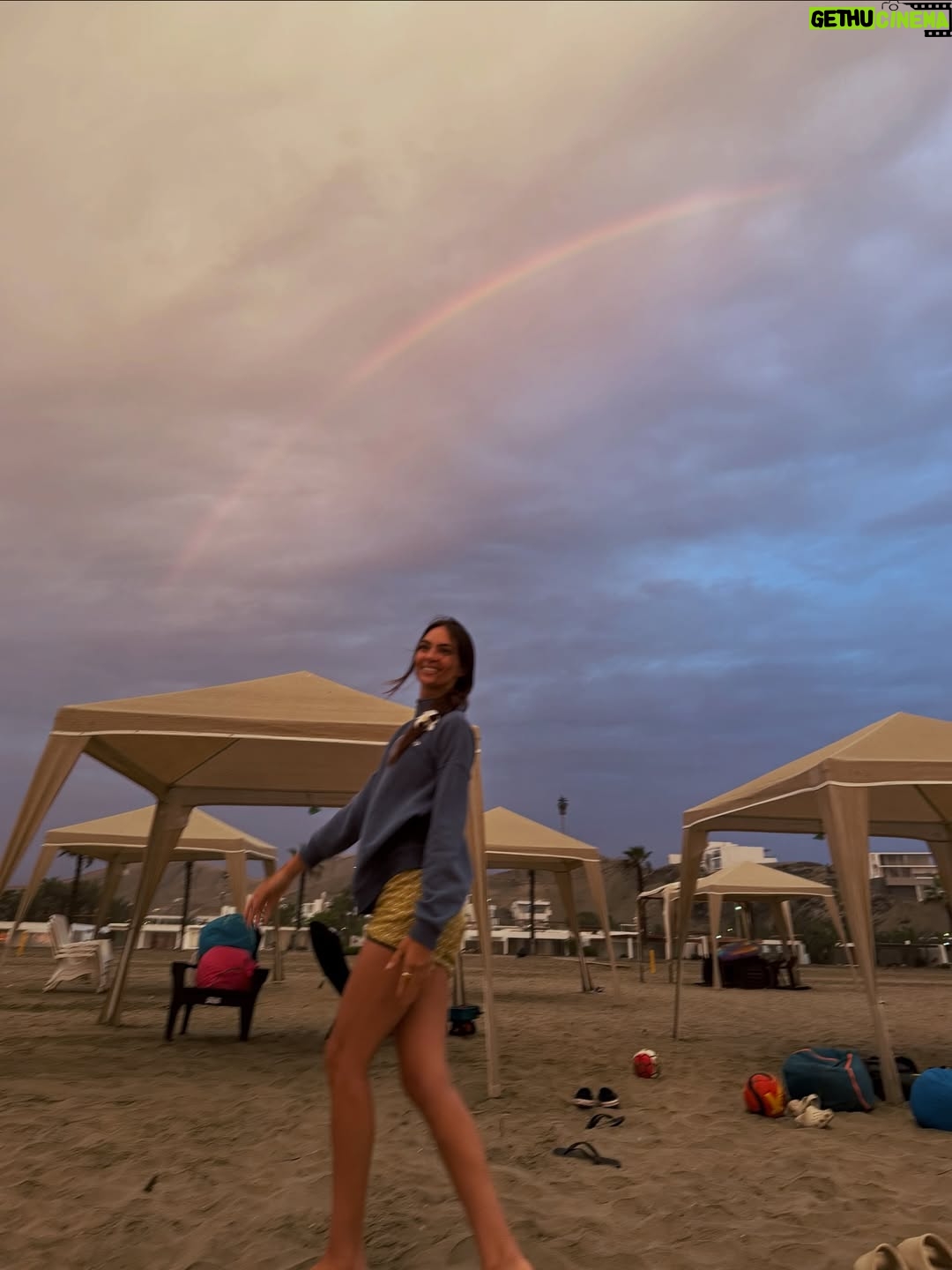 Natalie Vértiz - 40.6K Likes - Que linda que es la vida, te lo digo, mi vida🧡 

Hace tiempo no me tomaba tantos días de relajo con mi familia y, déjenme decirles, que bien se siente! Los atardeceres más lindos, los planes sin apuro, las tardes de caminata y bicicleta, un cafecito por la tarde y un arcoíris 🌈 para recordarme lo mágica que es la vida! A seguir soñando y vibrando alto siempre💫💫💫💫