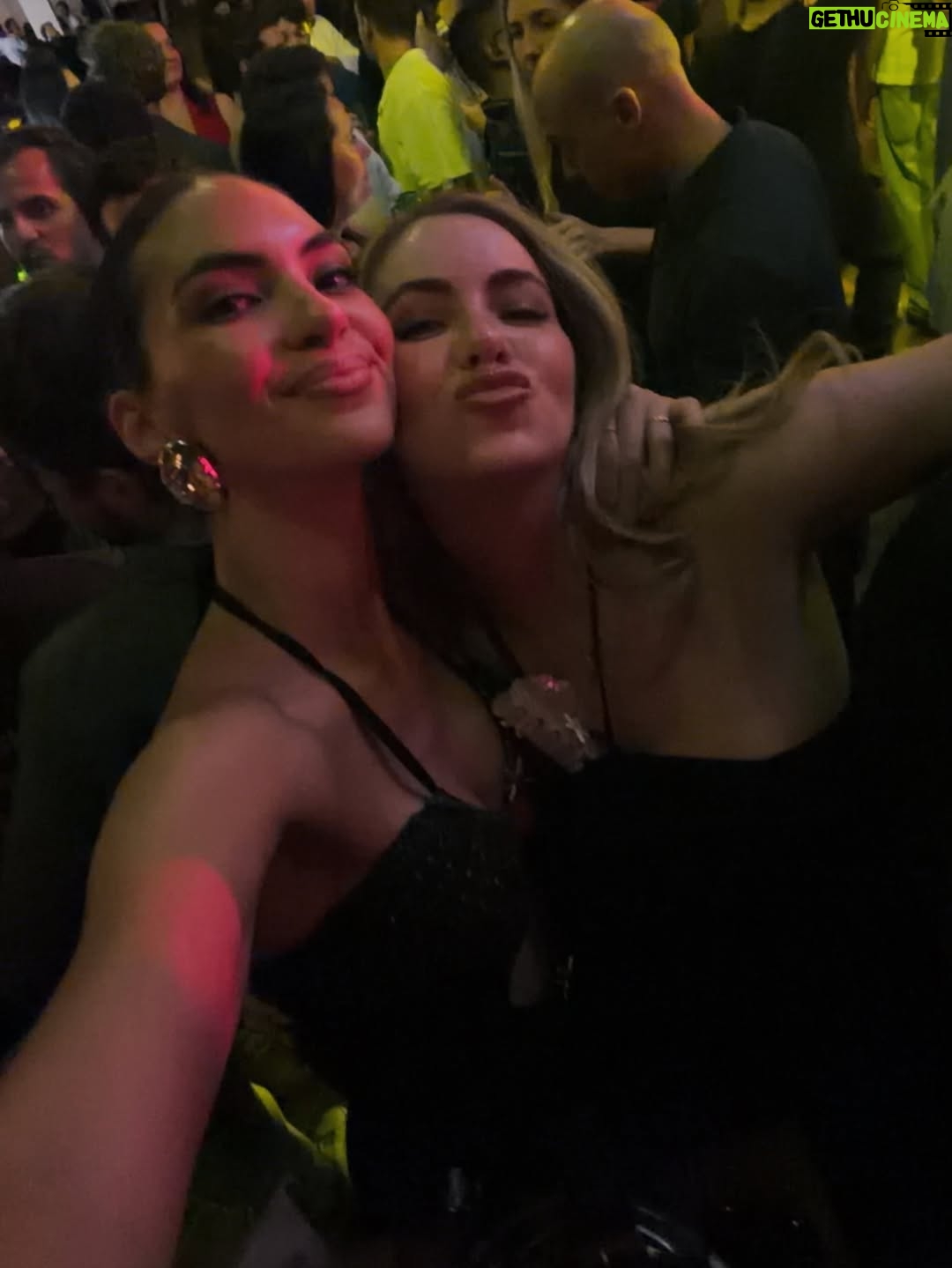 Natalie Vértiz - 40.6K Likes - Que linda que es la vida, te lo digo, mi vida🧡 

Hace tiempo no me tomaba tantos días de relajo con mi familia y, déjenme decirles, que bien se siente! Los atardeceres más lindos, los planes sin apuro, las tardes de caminata y bicicleta, un cafecito por la tarde y un arcoíris 🌈 para recordarme lo mágica que es la vida! A seguir soñando y vibrando alto siempre💫💫💫💫