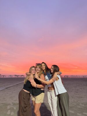 Natalie Vértiz Instagram - Que linda que es la vida, te lo digo, mi vida🧡 

Hace tiempo no me tomaba tantos días de relajo con mi familia y, déjenme decirles, que bien se siente! Los atardeceres más lindos, los planes sin apuro, las tardes de caminata y bicicleta, un cafecito por la tarde y un arcoíris 🌈 para recordarme lo mágica que es la vida! A seguir soñando y vibrando alto siempre💫💫💫💫
