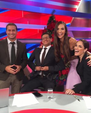 Natalie Vértiz Instagram - 2026 es el nuevo 2016?? 🥰🥰🥰🥰

El año que me dio tantísimas cosas! Primer año que llevamos a Liam a disney, el año que inaugure mi salón, empecé con modelab, mi primera vez en la conducción y aprendiendo a navegar la maternidad con mi Liam❤️💫 Gracias por acompañarme todos estos años, vamos por más🙏🏻💪🏻✨🥁