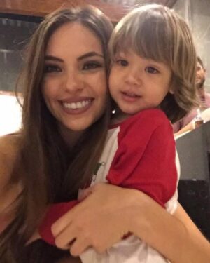 Natalie Vértiz Instagram - 2026 es el nuevo 2016?? 🥰🥰🥰🥰

El año que me dio tantísimas cosas! Primer año que llevamos a Liam a disney, el año que inaugure mi salón, empecé con modelab, mi primera vez en la conducción y aprendiendo a navegar la maternidad con mi Liam❤️💫 Gracias por acompañarme todos estos años, vamos por más🙏🏻💪🏻✨🥁