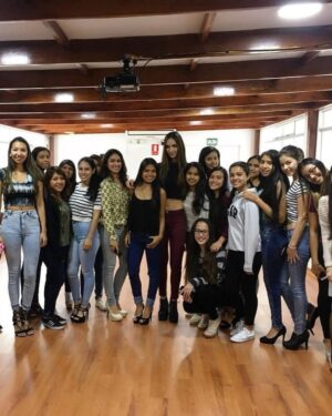 Natalie Vértiz Instagram - 2026 es el nuevo 2016?? 🥰🥰🥰🥰

El año que me dio tantísimas cosas! Primer año que llevamos a Liam a disney, el año que inaugure mi salón, empecé con modelab, mi primera vez en la conducción y aprendiendo a navegar la maternidad con mi Liam❤️💫 Gracias por acompañarme todos estos años, vamos por más🙏🏻💪🏻✨🥁
