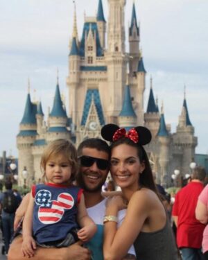 Natalie Vértiz Instagram - 2026 es el nuevo 2016?? 🥰🥰🥰🥰

El año que me dio tantísimas cosas! Primer año que llevamos a Liam a disney, el año que inaugure mi salón, empecé con modelab, mi primera vez en la conducción y aprendiendo a navegar la maternidad con mi Liam❤️💫 Gracias por acompañarme todos estos años, vamos por más🙏🏻💪🏻✨🥁