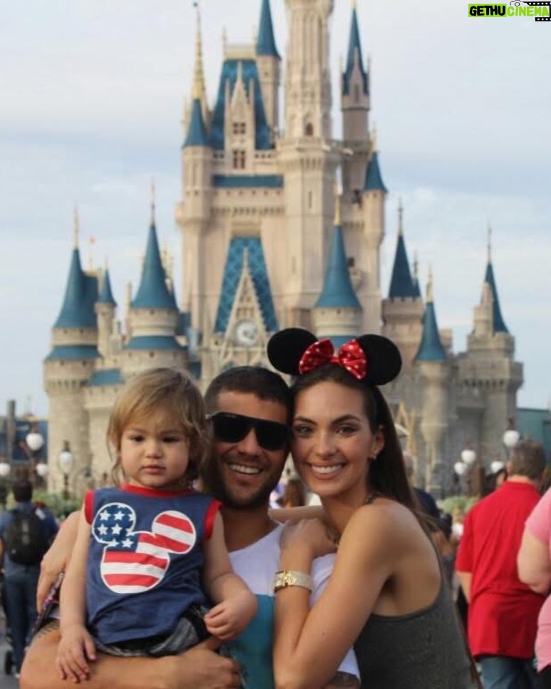 Natalie Vértiz - 135.7K Likes - 2026 es el nuevo 2016?? 🥰🥰🥰🥰

El año que me dio tantísimas cosas! Primer año que llevamos a Liam a disney, el año que inaugure mi salón, empecé con modelab, mi primera vez en la conducción y aprendiendo a navegar la maternidad con mi Liam❤️💫 Gracias por acompañarme todos estos años, vamos por más🙏🏻💪🏻✨🥁